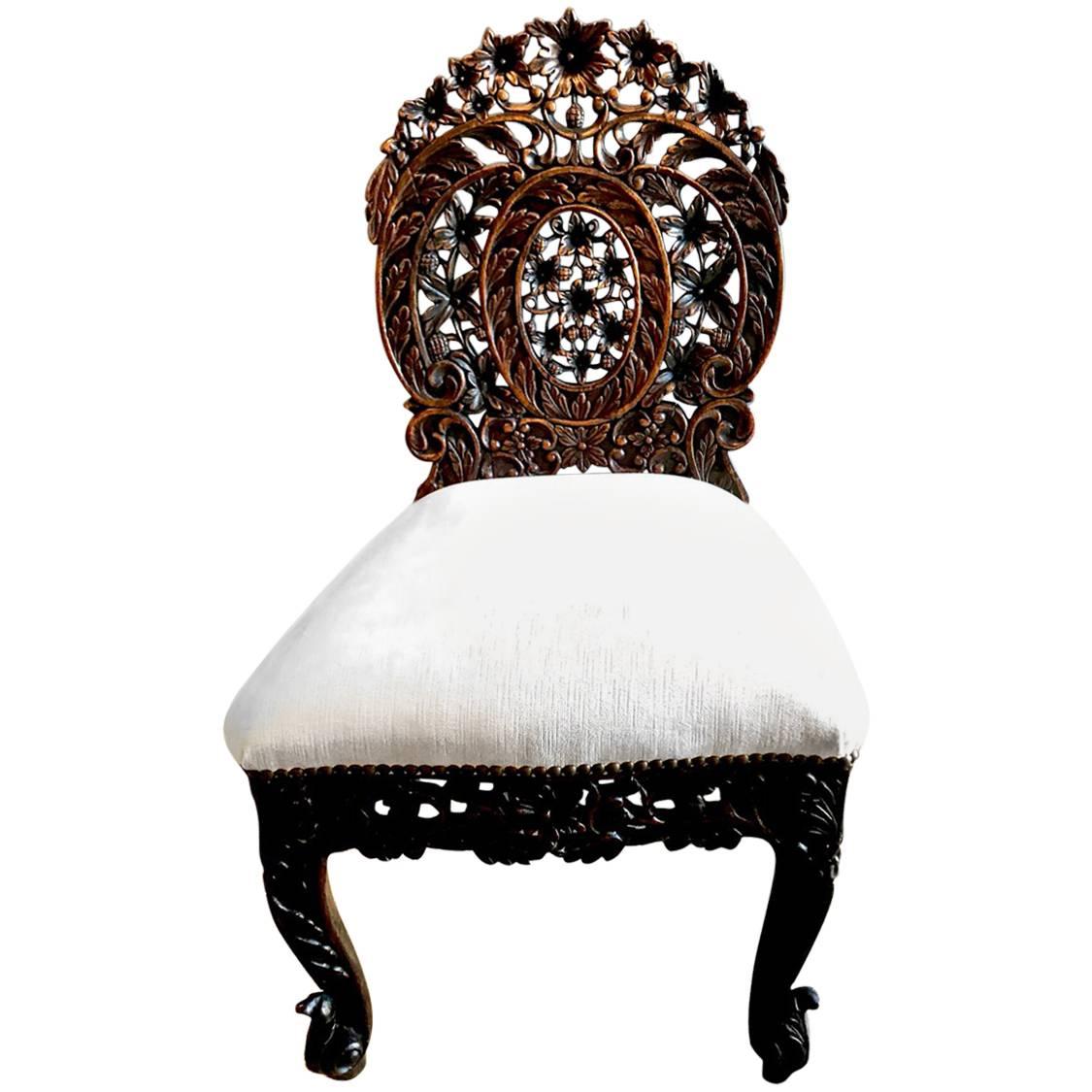 Chaise d'appoint anglo-indienne sculptée en bois de rose de la période Raj en vente