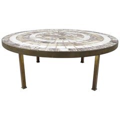 Table basse ronde moderne du milieu du siècle avec plateau en tuile et base en bronze d'après Roger Capron