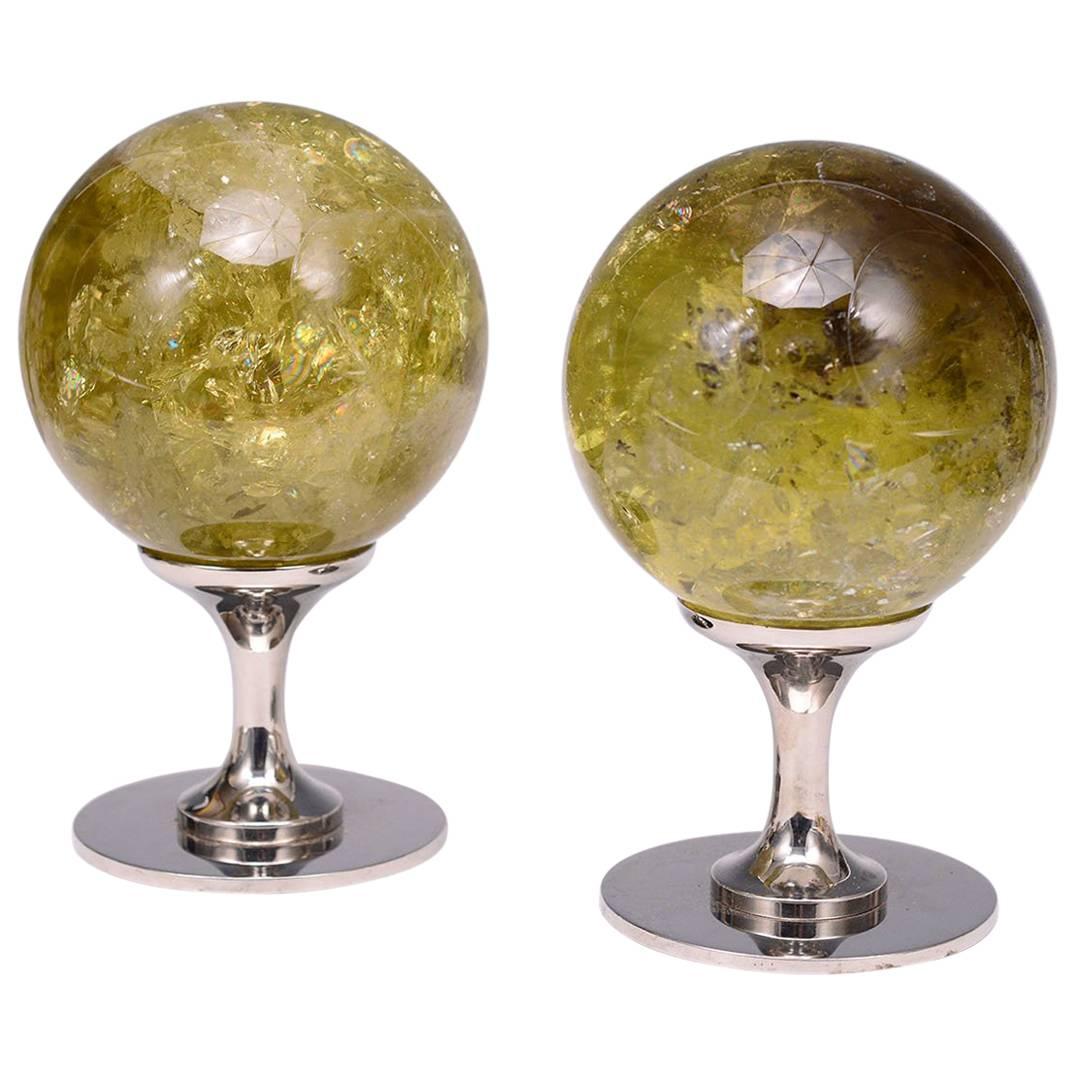 Groupe de deux boules de quartz en topaze, cristal de roche et quartz