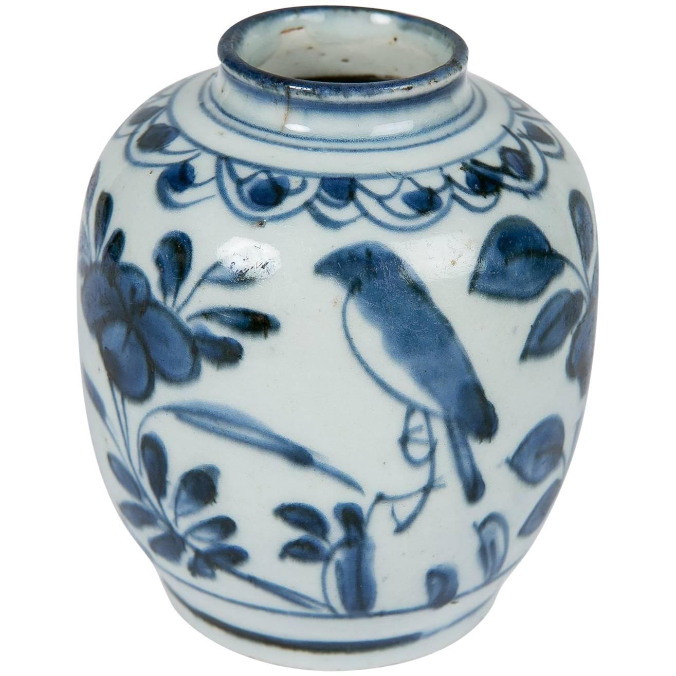 Chinese Blue and White Small Zhangzhou Porcelain Vase Made circa 1590