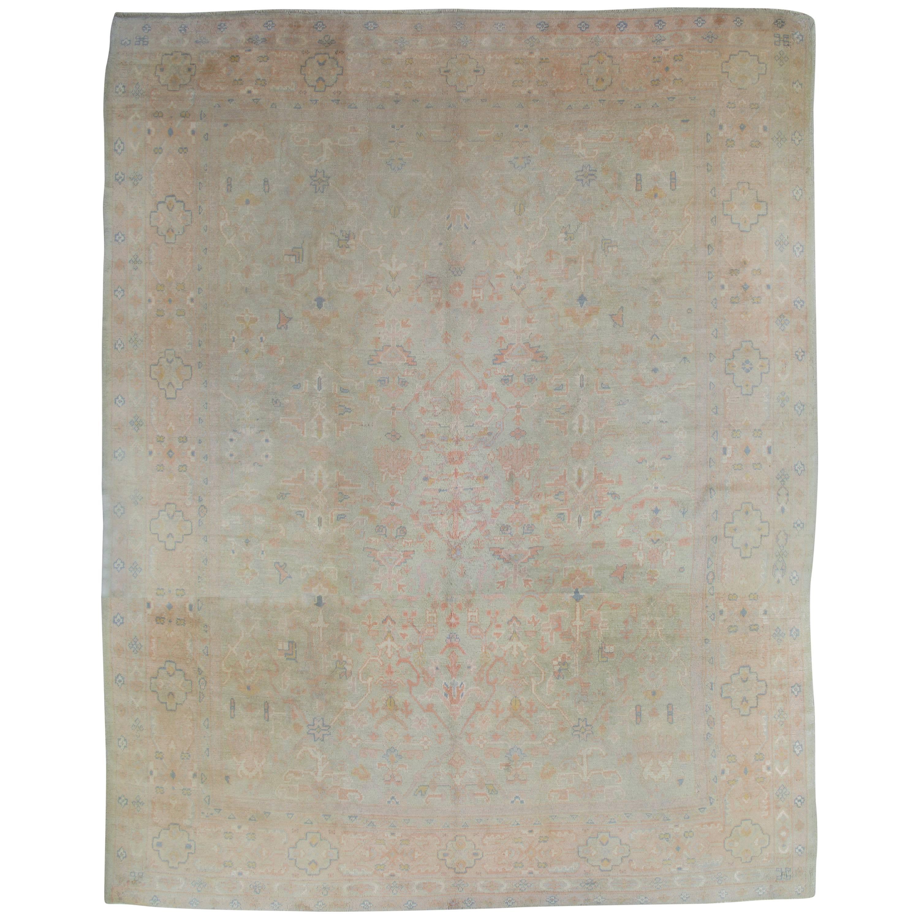 Tapis oriental antique Oushak, tapis fait à la main vert pâle, rose doux et ivoire