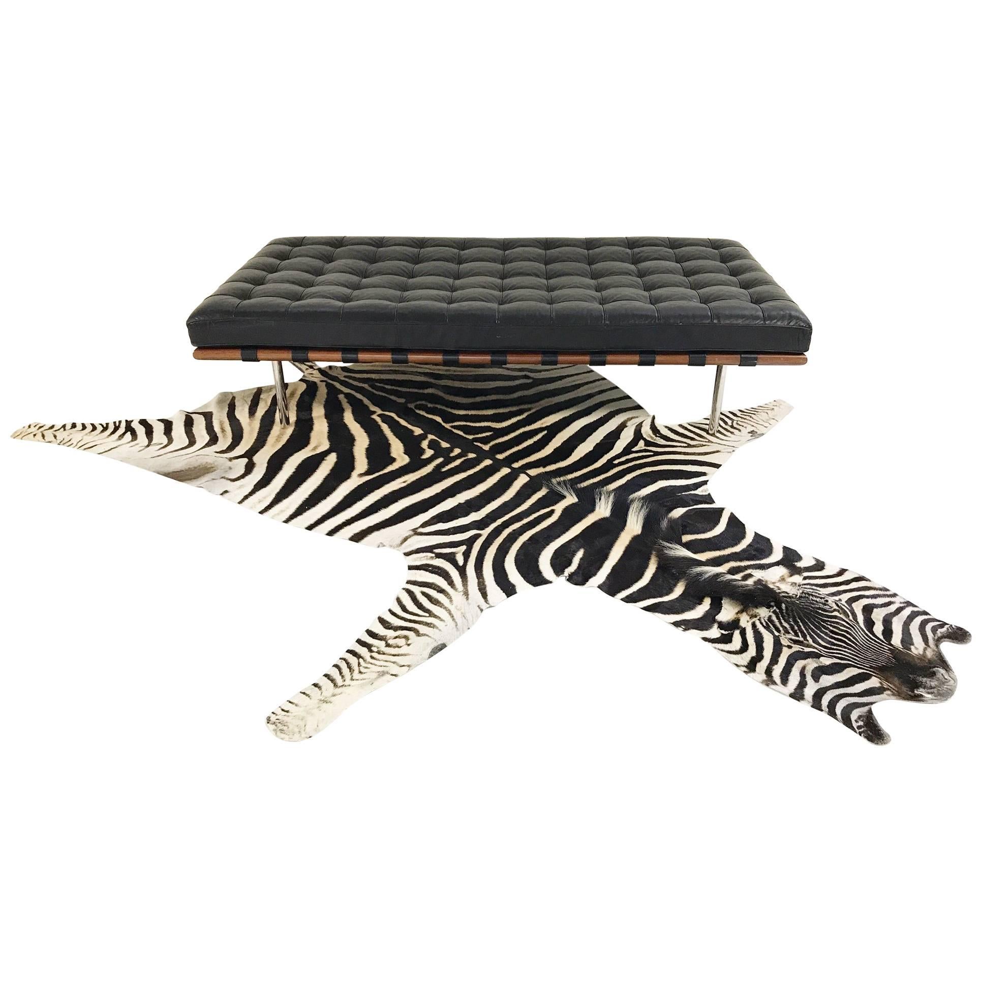 Mies Van Der Rohe Barcelona Daybed mit Zebra-Teppich, um 1985 im Angebot