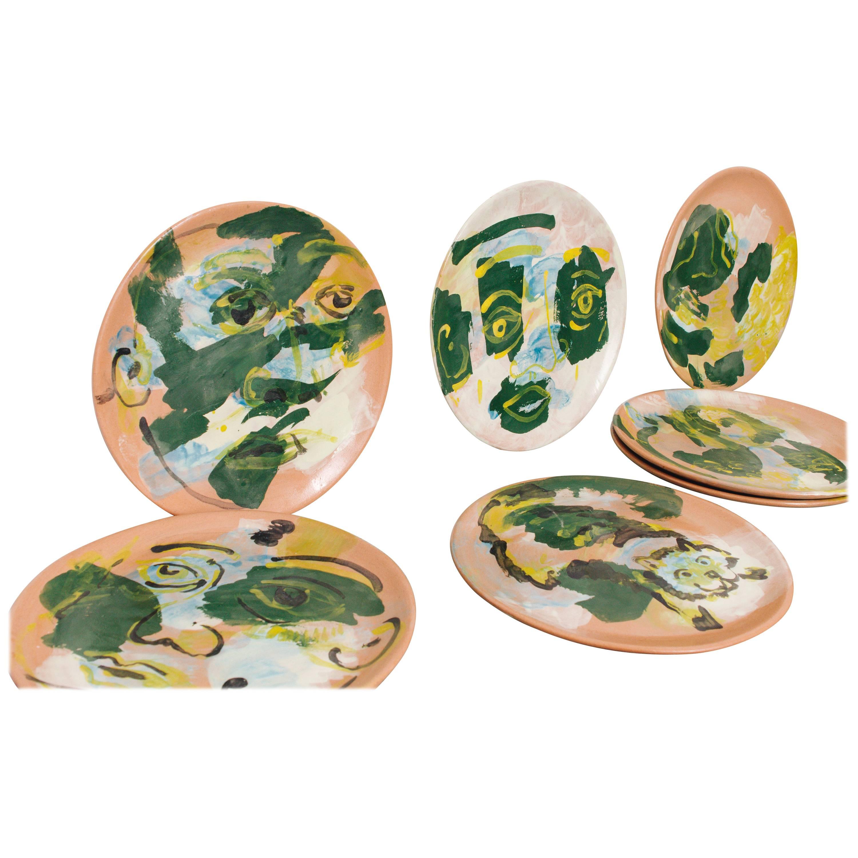 Ensemble d'assiettes en majolique faites à la main, mi-siècle moderne, vert, jaune, bleu et visage  en vente