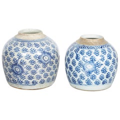 Anciens pots à gingembre chinois en porcelaine bleue et blanche