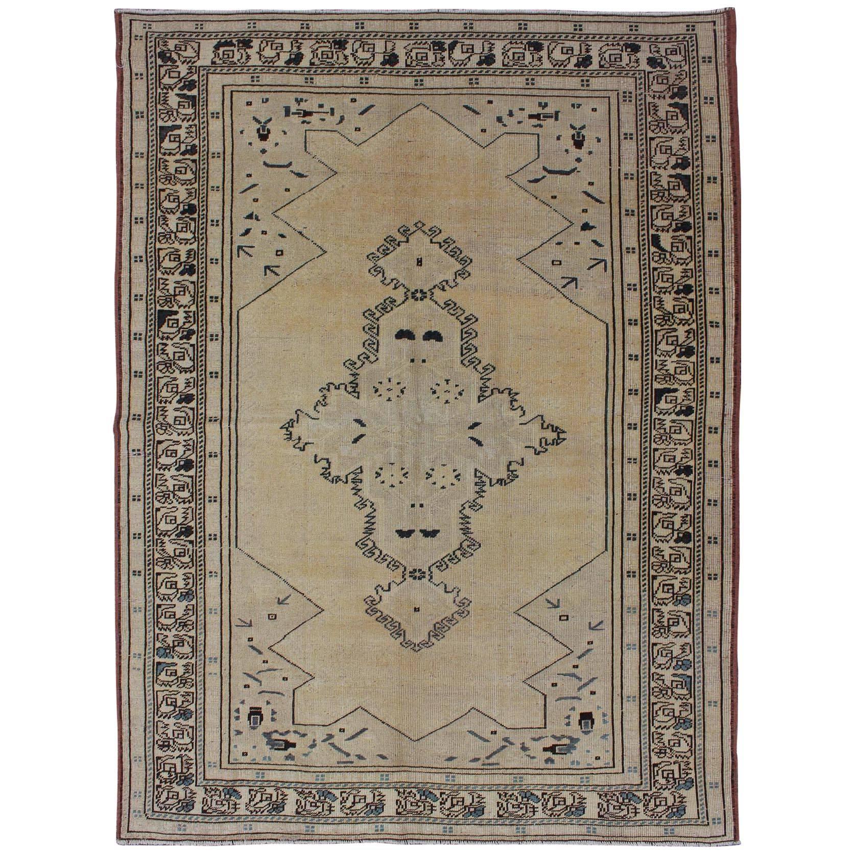 Türkischer Oushak-Geometrischer Teppich in Butter, Creme, Schwarz, Taupe und Teal, Vintage 