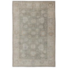 Grand tapis turc Oushak avec motif de fleurs à grande échelle en vert mousse pâle