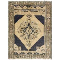 Türkischer Oushak-Teppich mit stilisiertem Medaillon in Mitternachtsblau und Creme