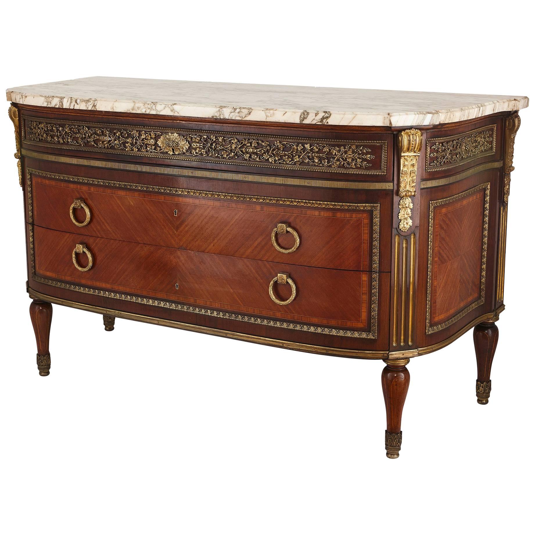 Commodo in stile neoclassico in marmo e legno ornato da ormolature di Leleu