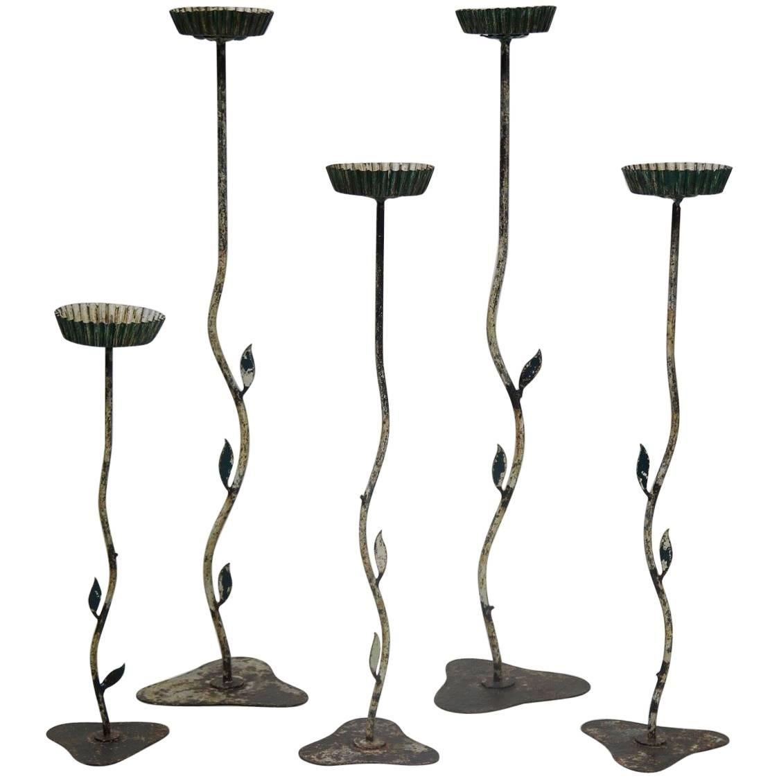 Juego de cinco candelabros altos de arte popular, Francia, hacia 1950