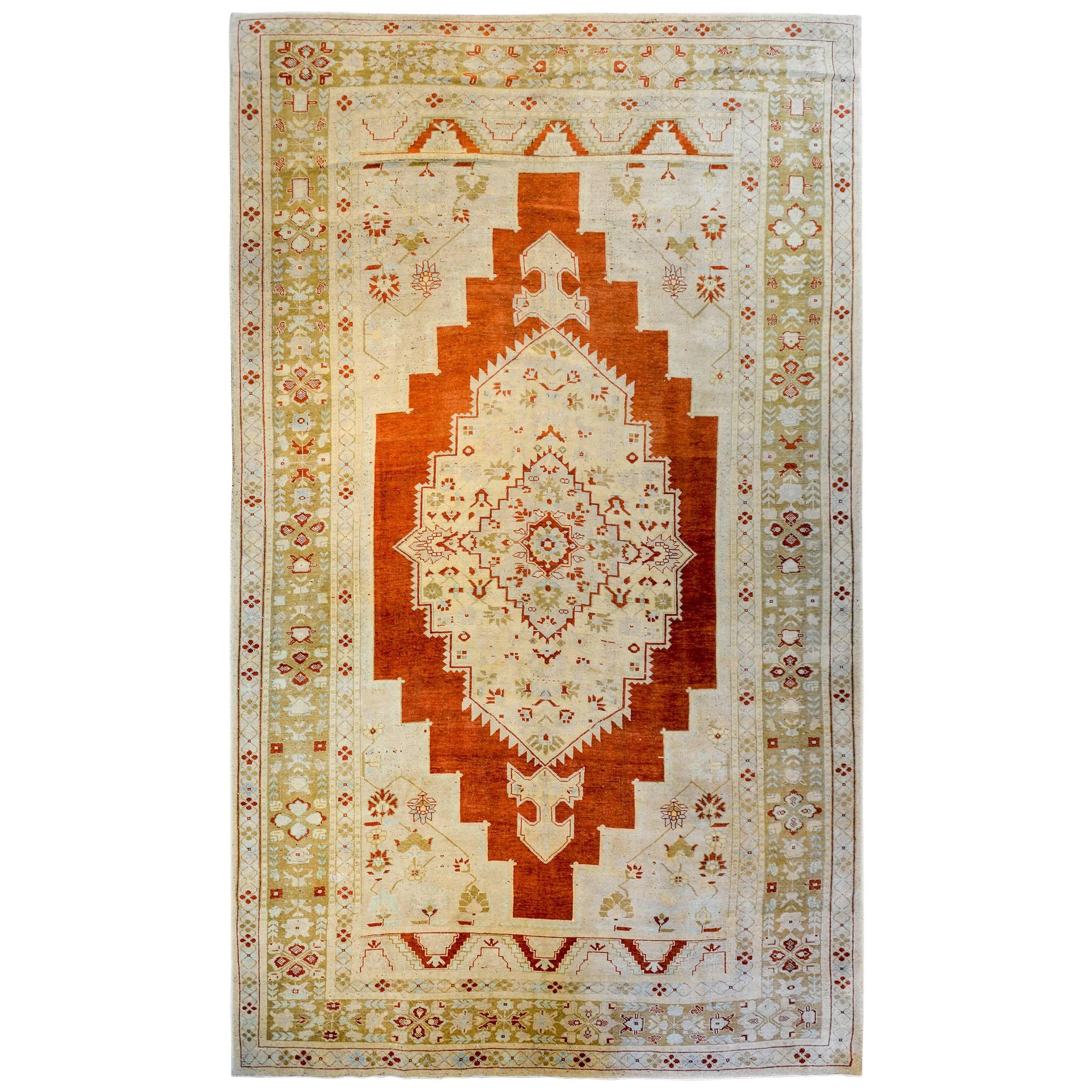 Türkischer Oushak-Teppich im Vintage-Stil im Angebot