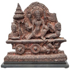 Placa votiva de terracota de Nepal, principios o mediados del siglo XX. Sobre base metálica.