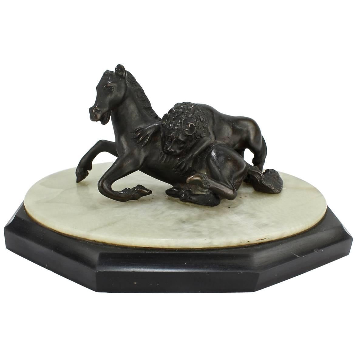 Leone Grand Tour del XIX secolo che attacca un cavallo Scultura in bronzo in miniatura