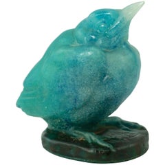 Papierbeschwerer mit blauem Vogel von Pate De Verre von Walter Henri Berge