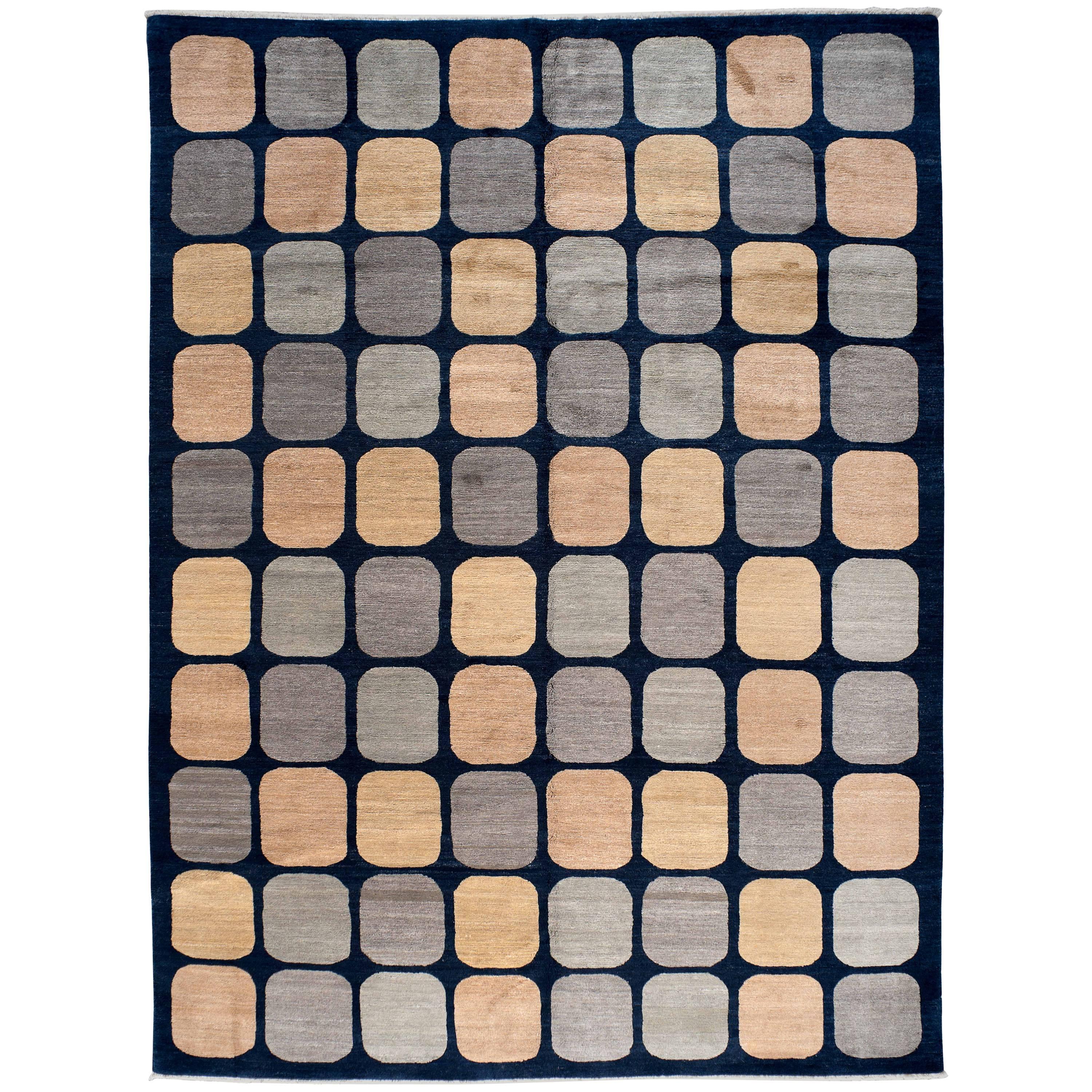 Tapis contemporain bleu marine avec détails carrés en vente