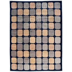 Tapis contemporain bleu marine avec détails carrés