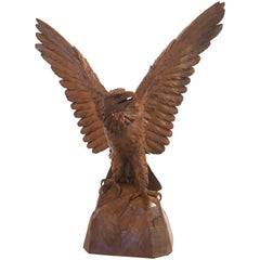 Grand aigle de la forêt noire en bois sculpté