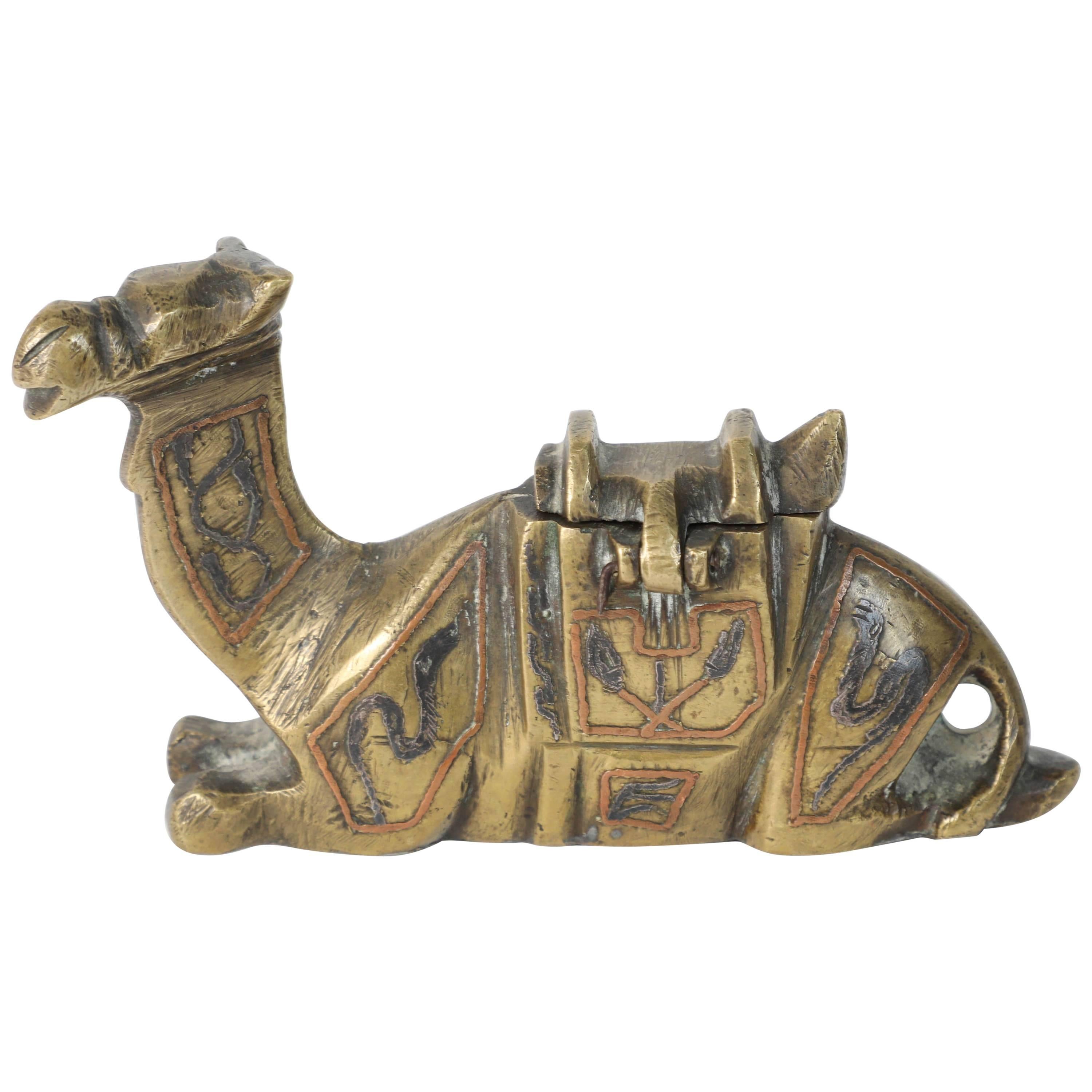 Antique encrier décoratif en laiton chameau 1920