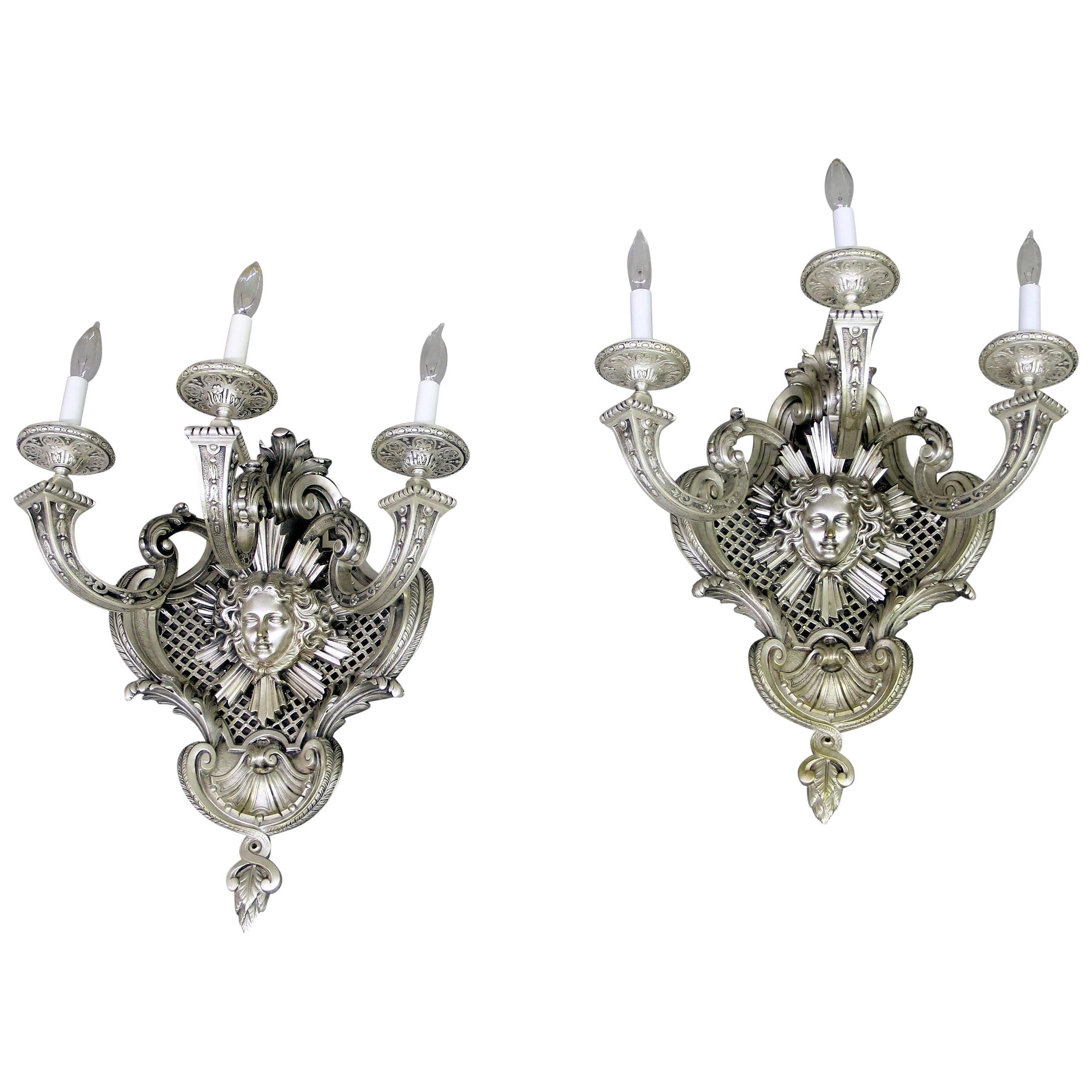 Très belle paire d'appliques à trois lumières en bronze argenté de la fin du XIXe siècle en vente