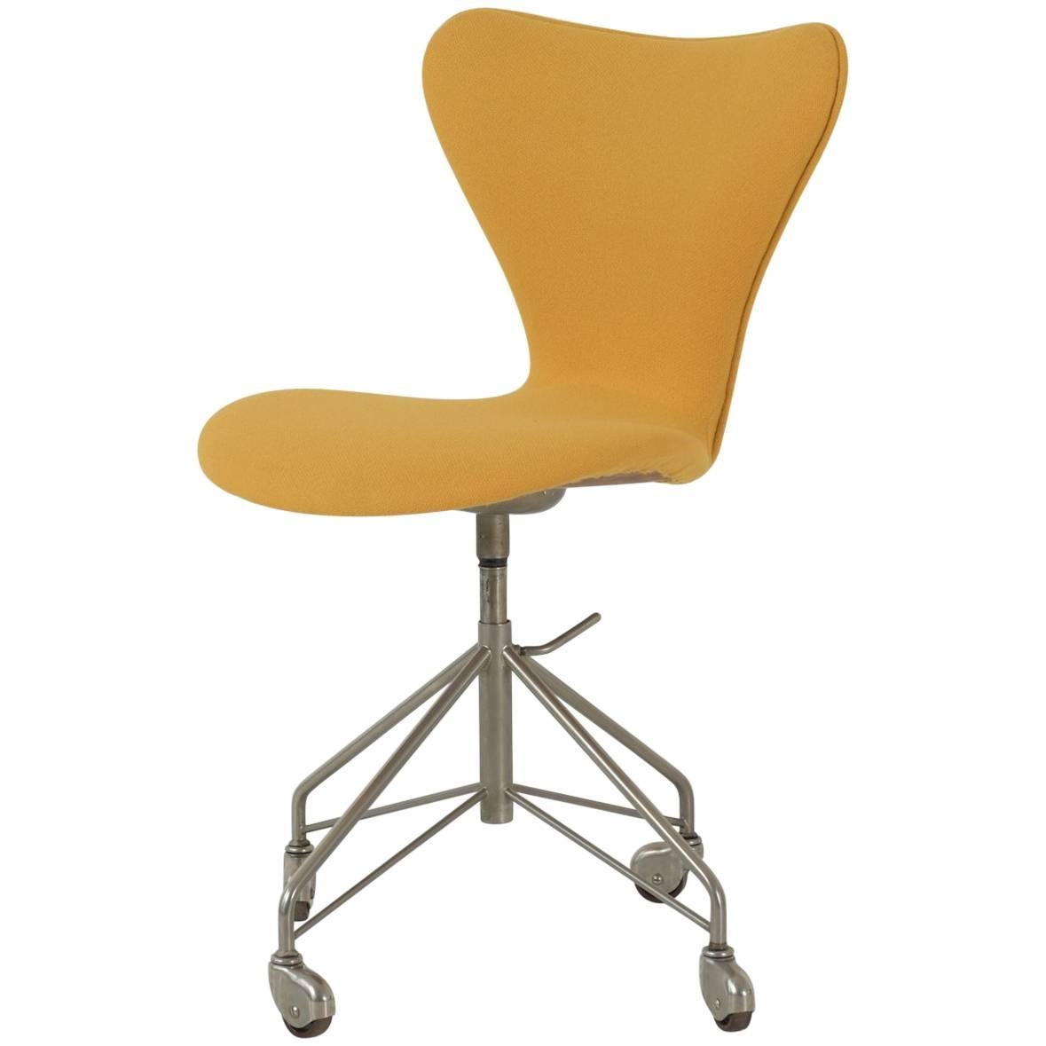 Desk Chair on Wheels "3107" Arne Jacobsen, 1955 For Sale