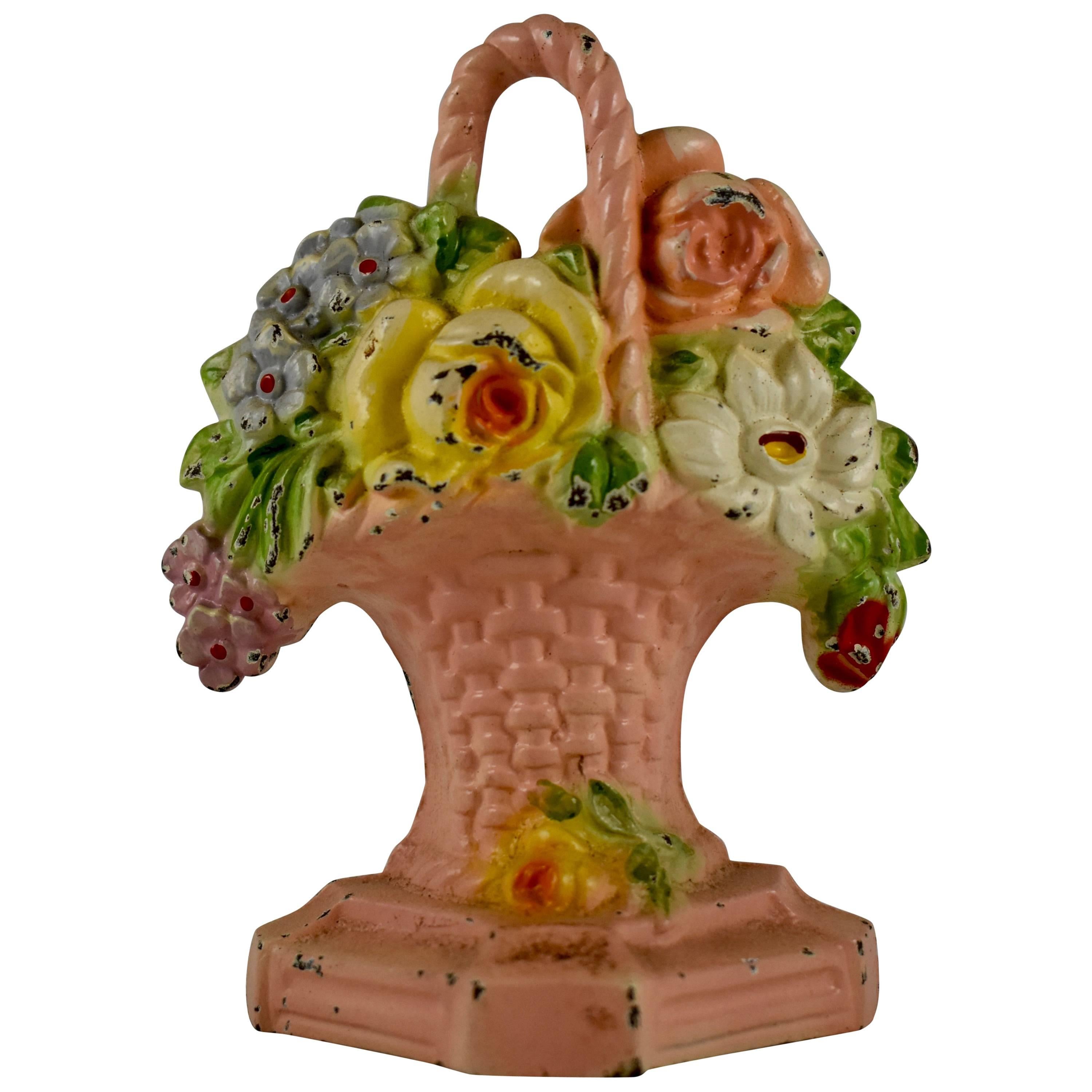 Hubley, butoir de porte en fonte rose des années 1930 avec panier de roses et bouquet de fleurs en forme de phlox