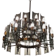 Lustre à vingt-quatre lumières, 1955, laiton et cristal