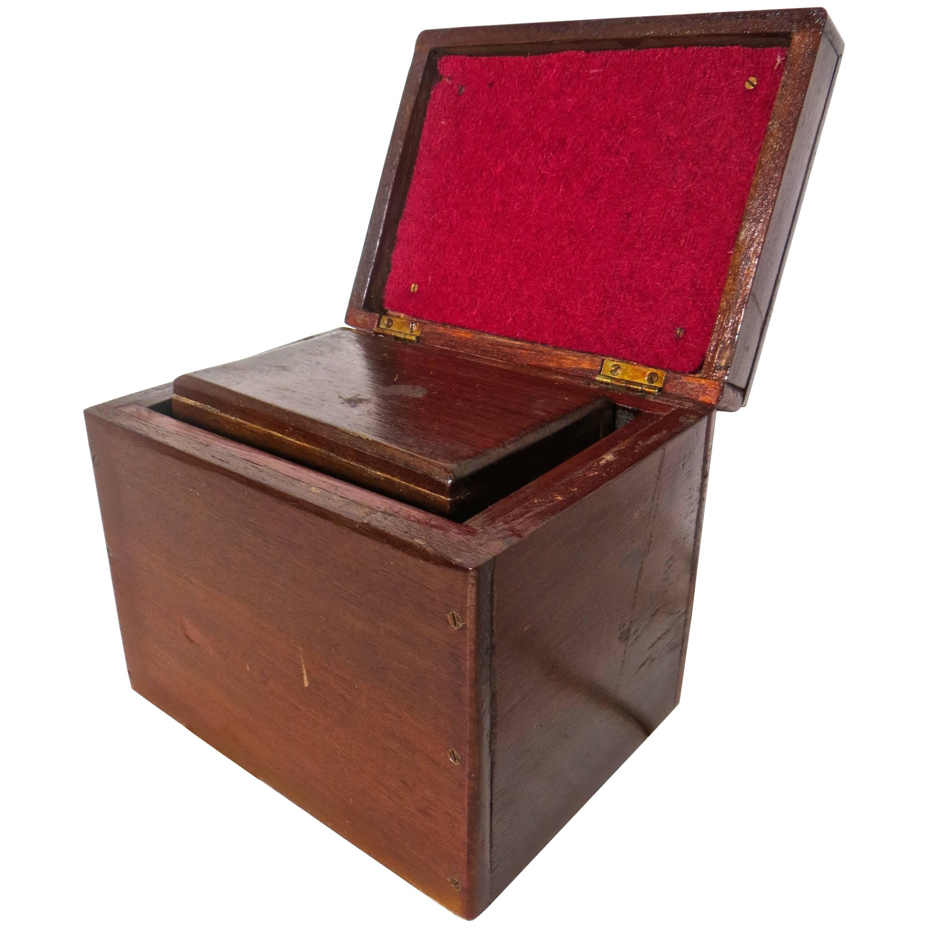 Boîtes doubles en bois pour magicien avec attaches, datant d'environ 1890