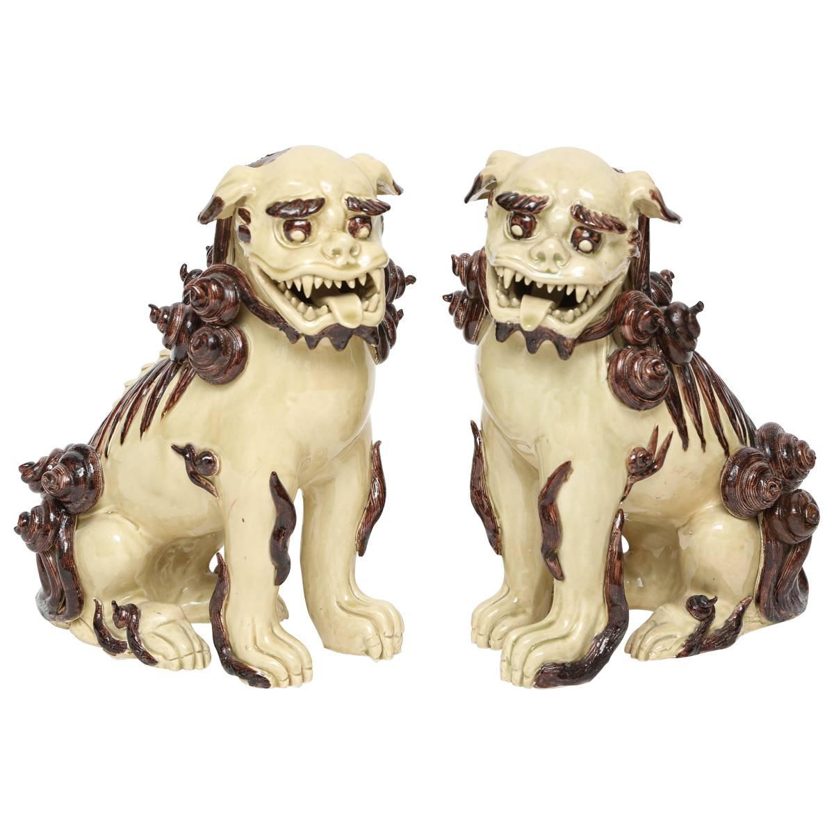 Paar glasierte Terrakotta-Fuchshunde