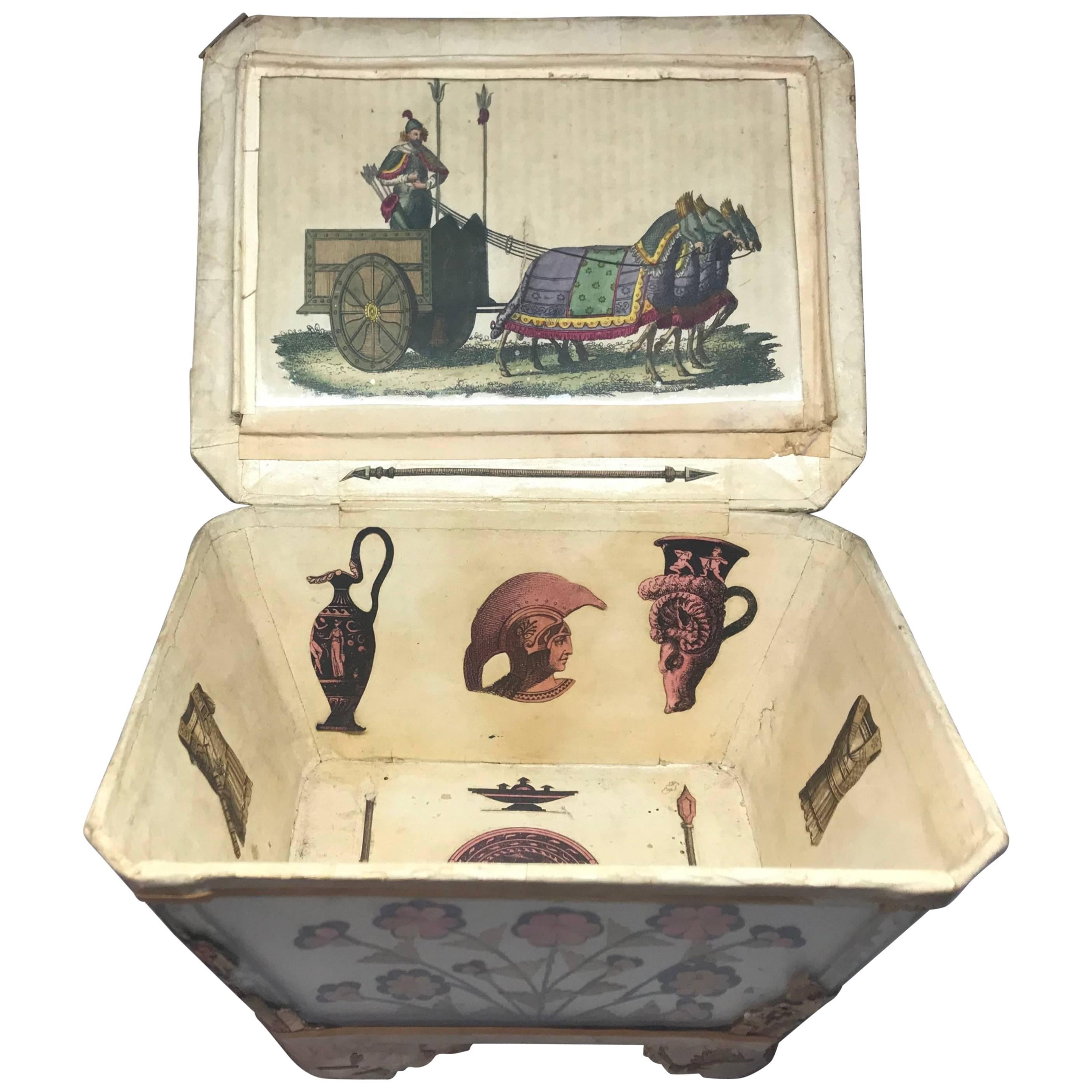 Caja de paja italiana decoupage. Encantadora caja de papel decorada con motivos florales y composiciones de paja de colores, bajo cristal, con laterales inclinados y apertura superior para revelar el interior de decoupage romano al estilo de la