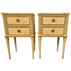 Paire de tables d'appoint ou de chevets de style Louis XVI à plateau en marbre décoré de peintures