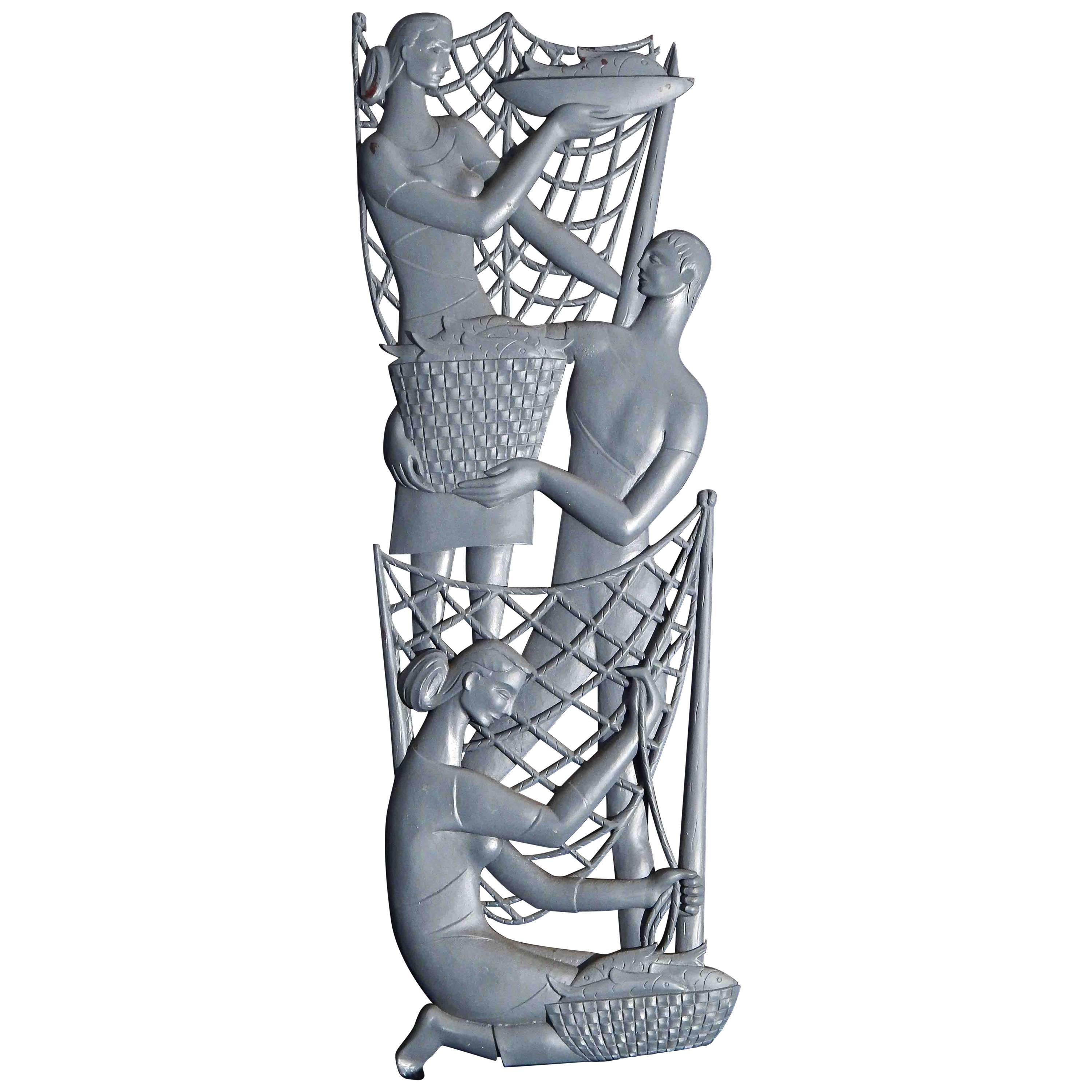 "Pescadoras y Pescador", escultura de pared grande de madera agujereada de mediados de siglo en venta