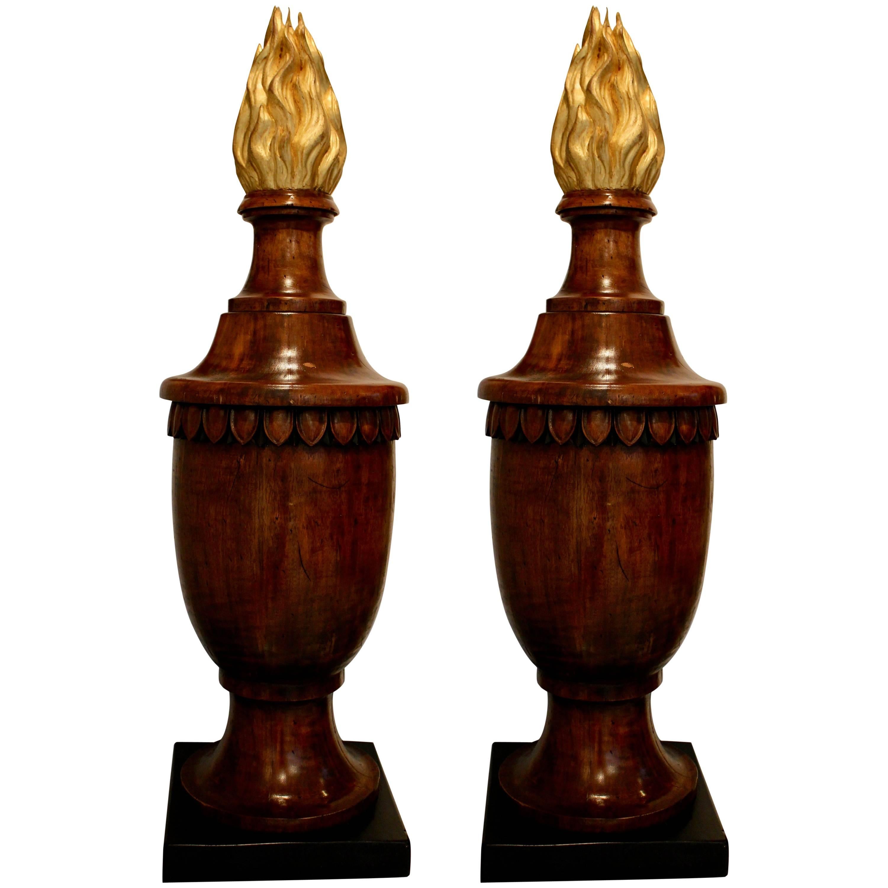 Paire de fleurons en bois de style néoclassique en forme d'urnes en vente