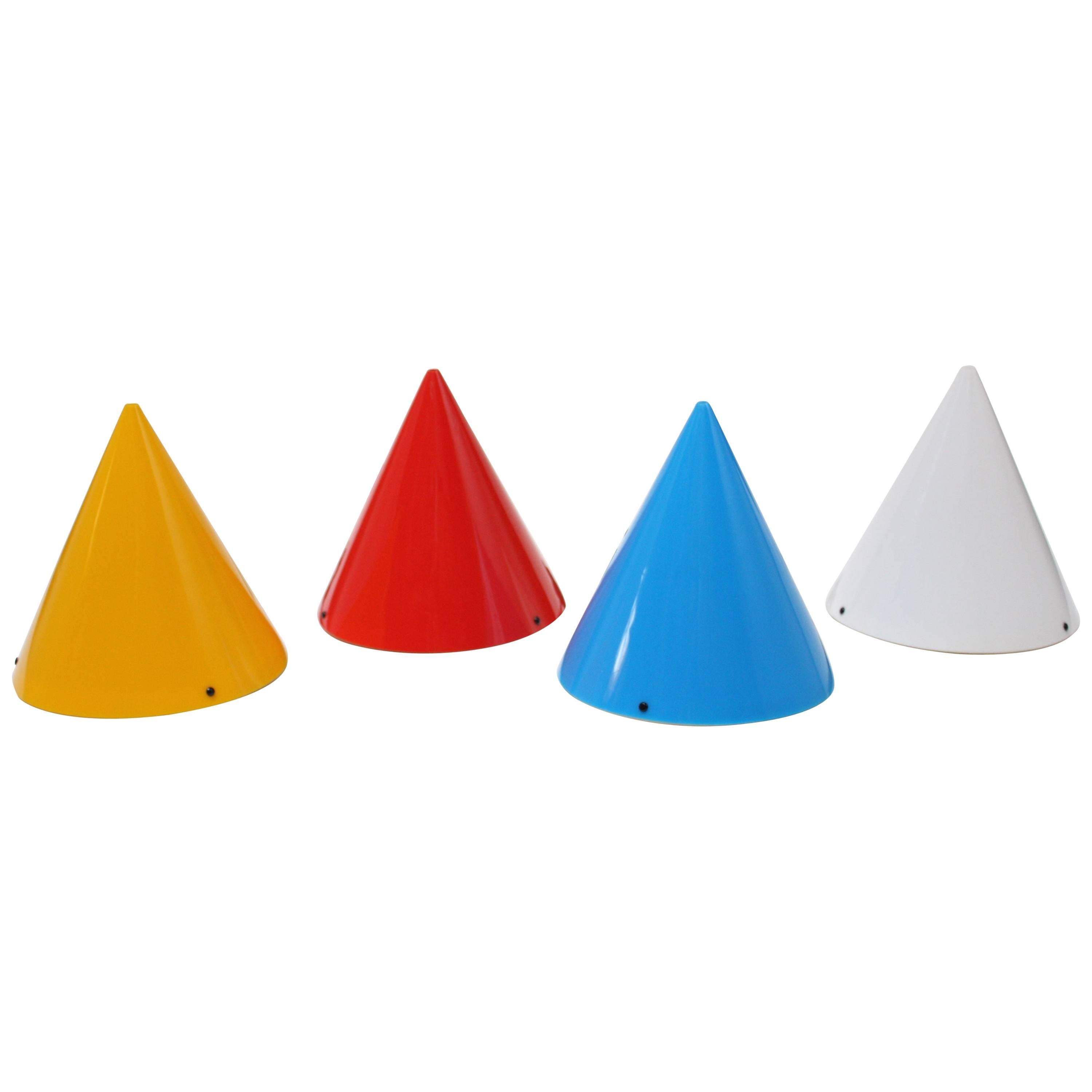Ensemble de quatre luminaires cônes en acrylique de Verner Panton pour Polythema en vente
