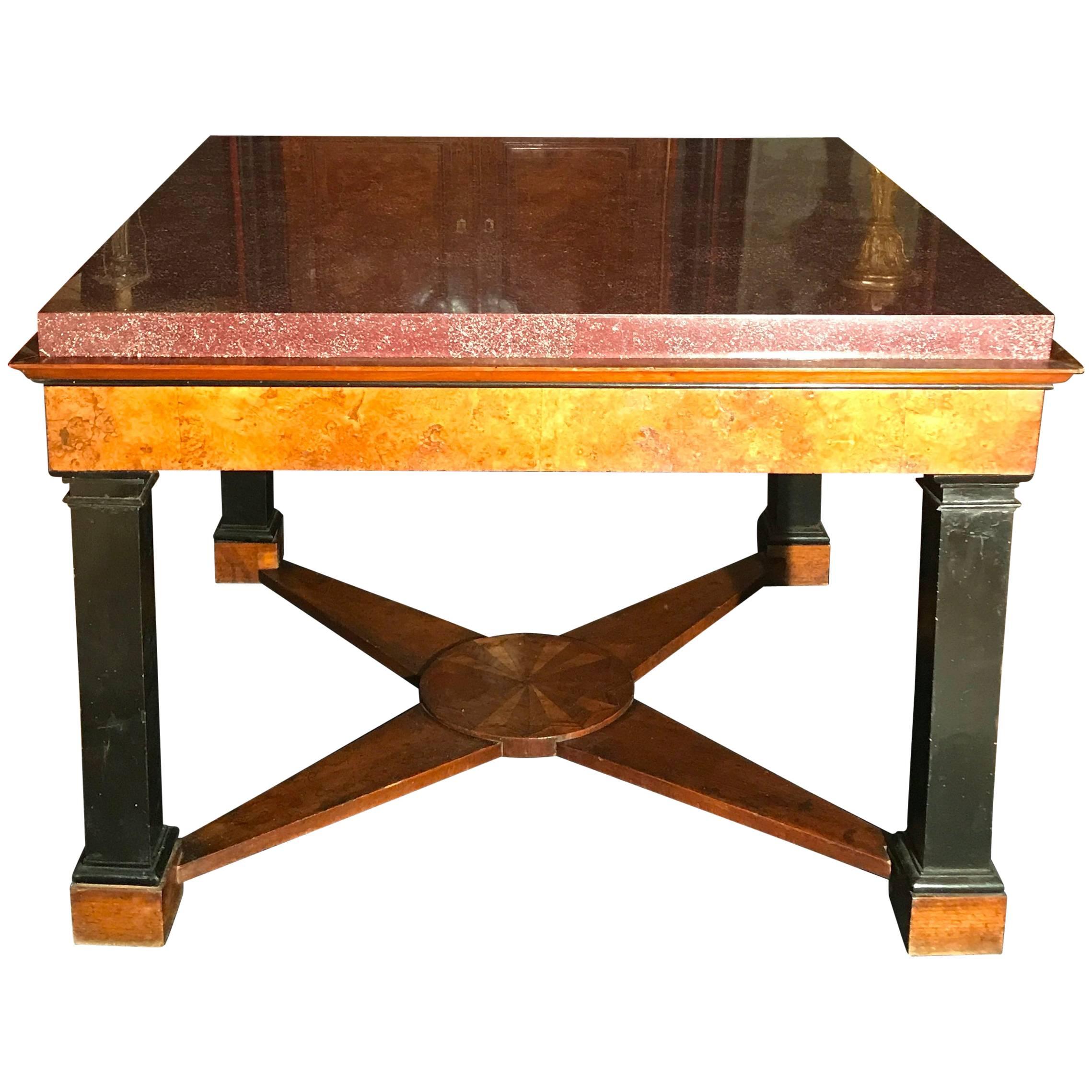 Importante table centrale italienne avec plateau de table en placage de porphyre impérial en vente