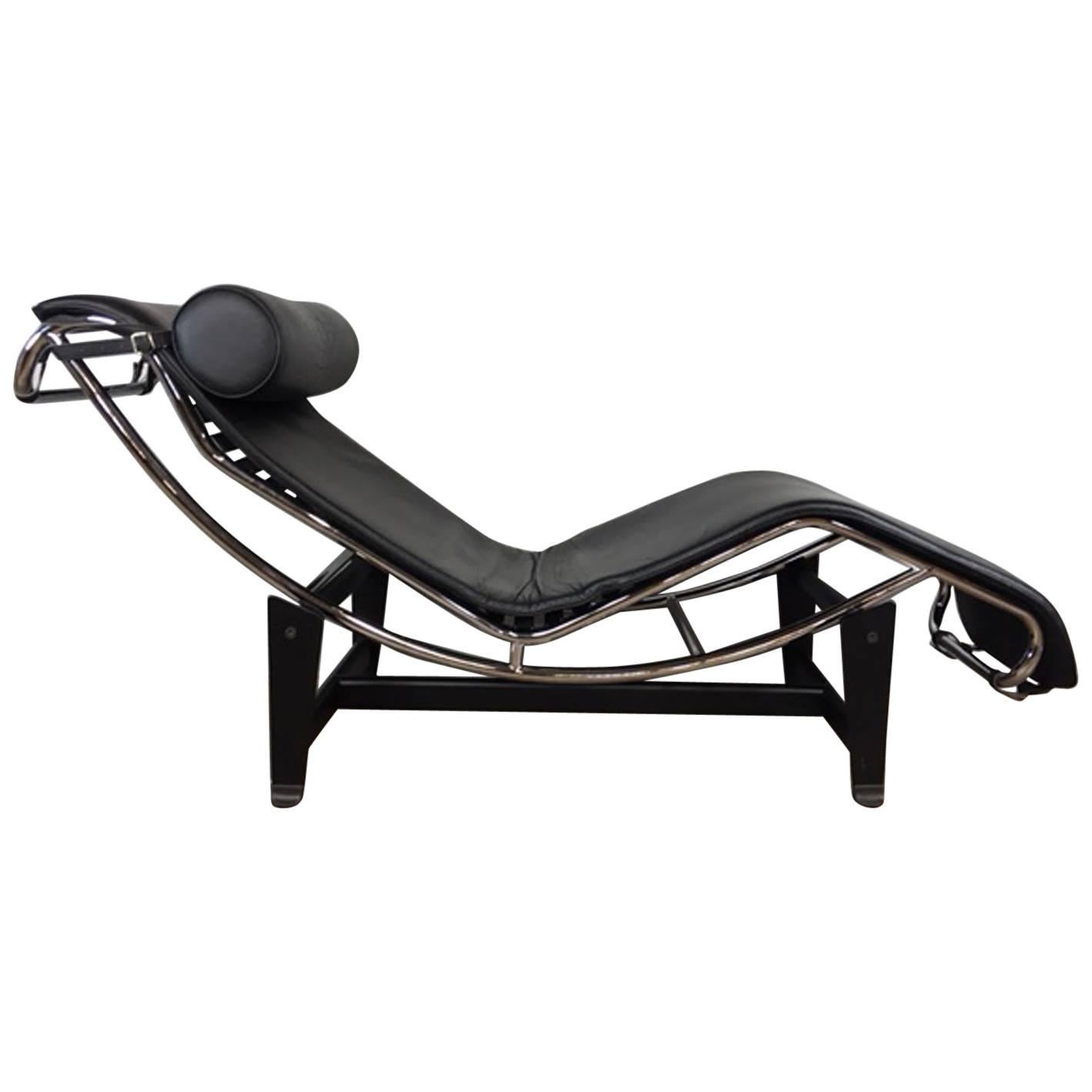 Le Corbusier LC4 Style Leather and Chrome Lounge Chair For Sale