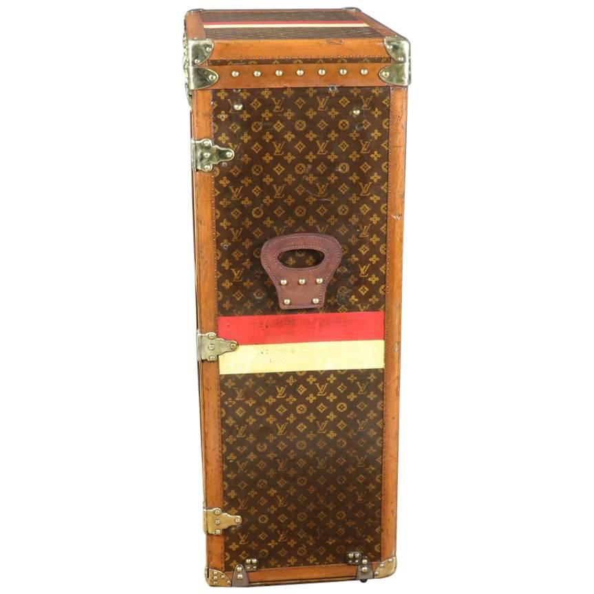 Louis Vuitton Lilly Pons

Wardrobe for 30 pairs of shoes
Original inside include original label
We change only two leather handel 

Size in cm: 64 cm wide X 115 cm height X 40 cm deep.

1930s antique Louis Vuitton shoe trunk for 30 pairs of