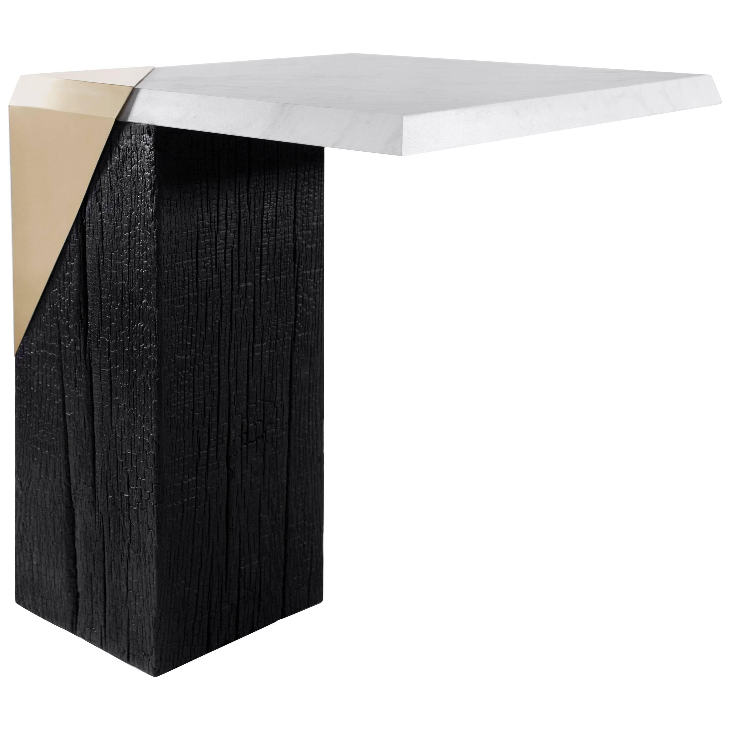 Contemporain  Table d'appoint 'Vathro' en Wood Wood brûlé, marbre et laiton
