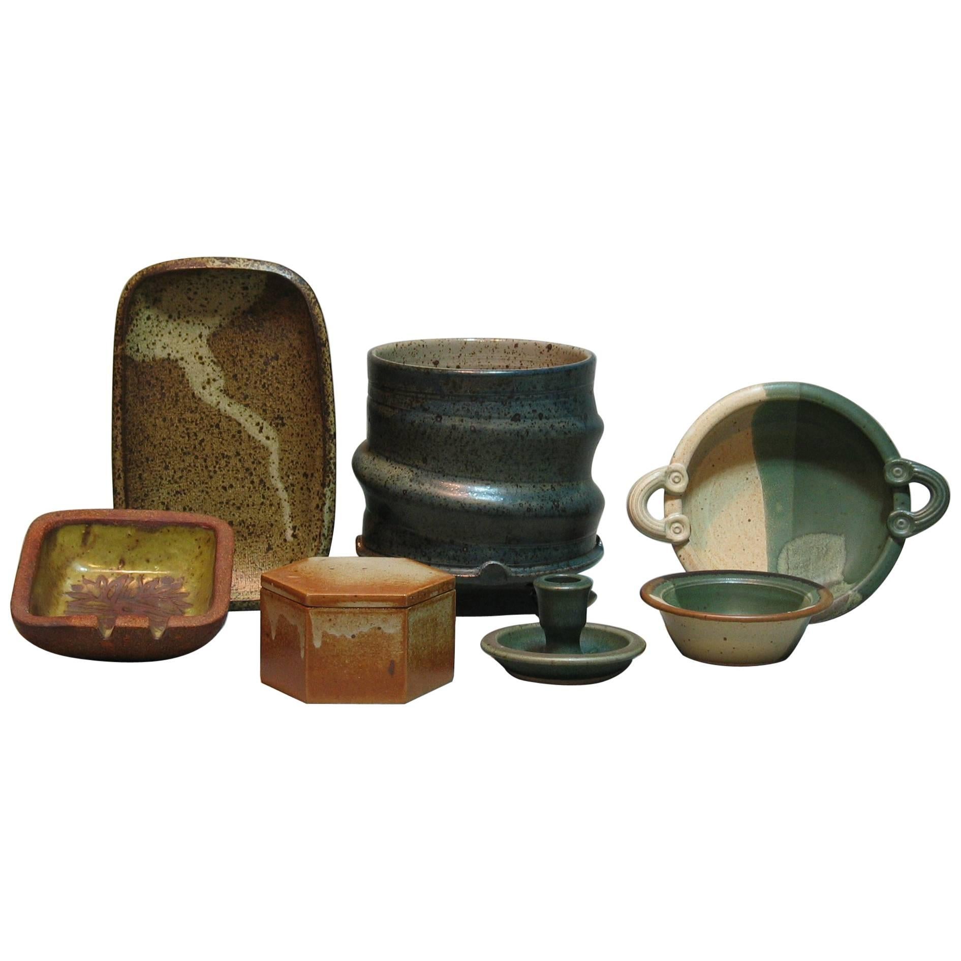 Groupe de sept vases en poterie artisanale