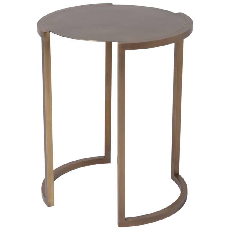 Table d'appoint COVET en laiton par Soraya Osorio