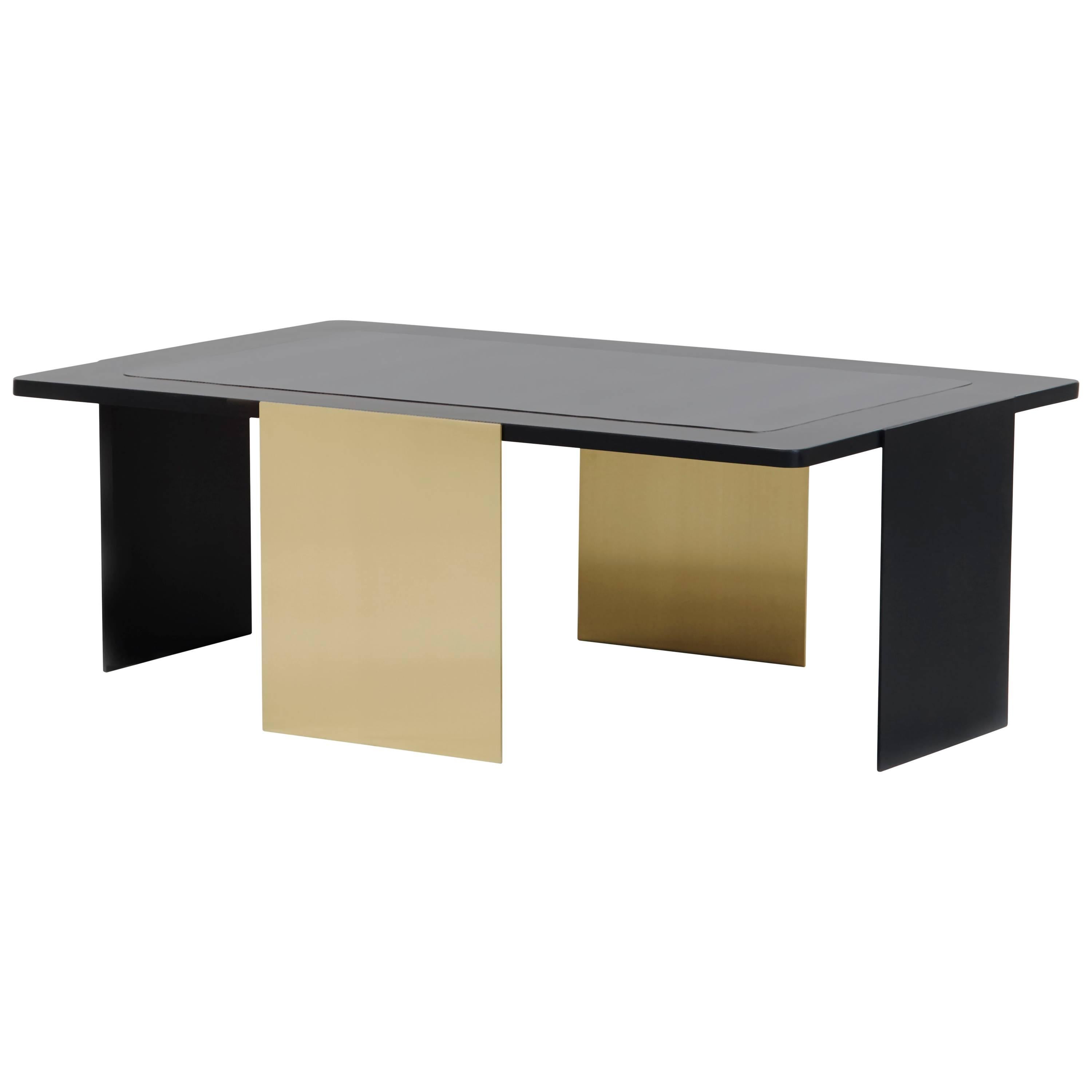 Table basse ULTIMO en métal noir, laiton et verre noir par Soraya Osorio 