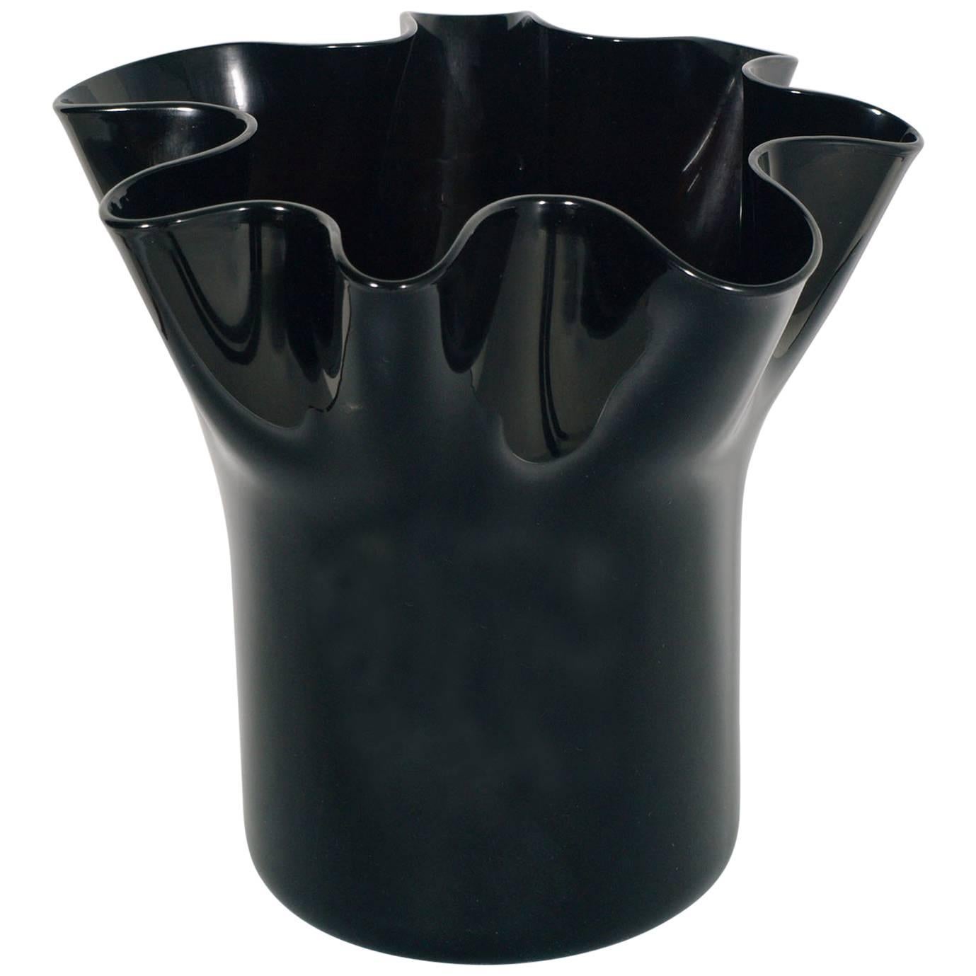 Schwarze Vase aus mundgeblasenem Muranoglas aus der Mitte des Jahrhunderts im Stil von Sergio Asti für Venini