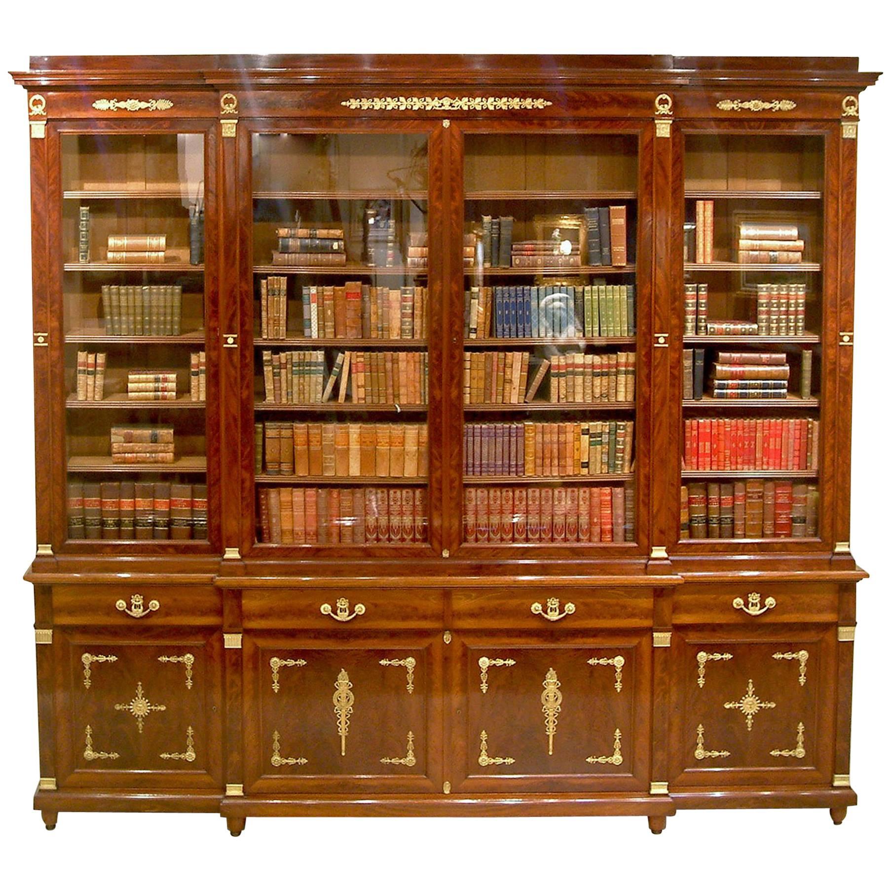 Bibliothèque française du 19ème siècle en acajou et bronze doré de style Empire en vente