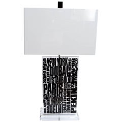 Op Art Amerikanische Lucite-Chrom-Tischlampe mit Acryl-Schirm International Cities