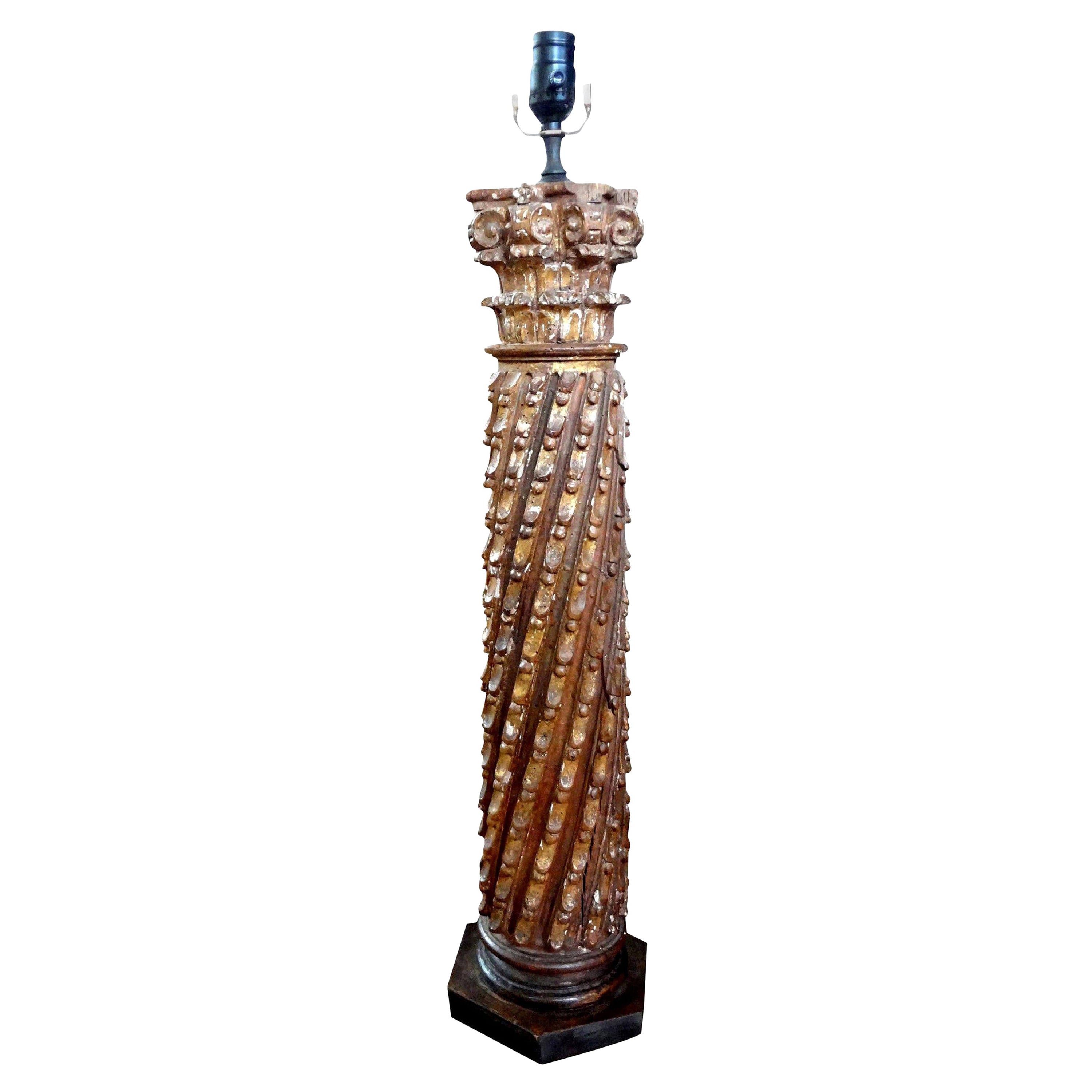 Lampe à colonne corinthienne italienne en bois doré en vente