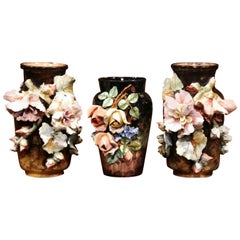 Ensemble de vases barbotine du 19ème siècle peints à la main avec des fleurs de Montigny
