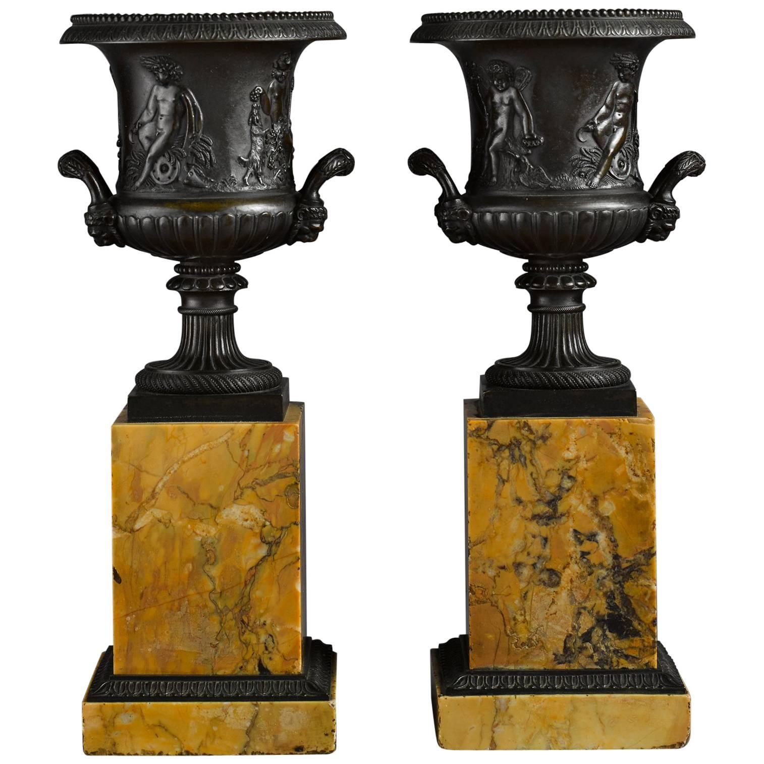Paar französische neoklassizistische Bronzeurnen aus dem frühen 19. Jahrhundert auf Marmorsockel
