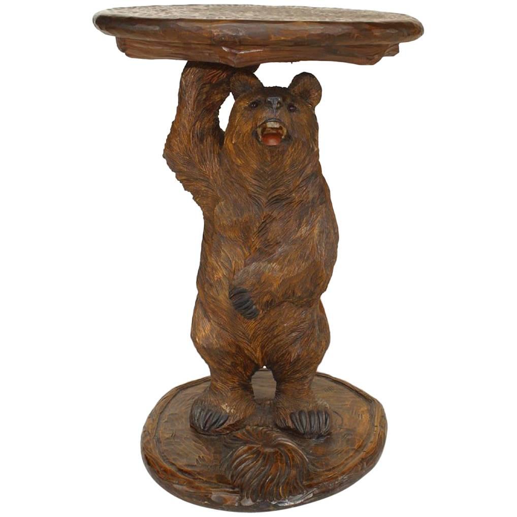 Table d'appoint rustique en noyer style Black Forest avec ours en vente