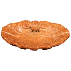 Orange Schüsseln und Körbe