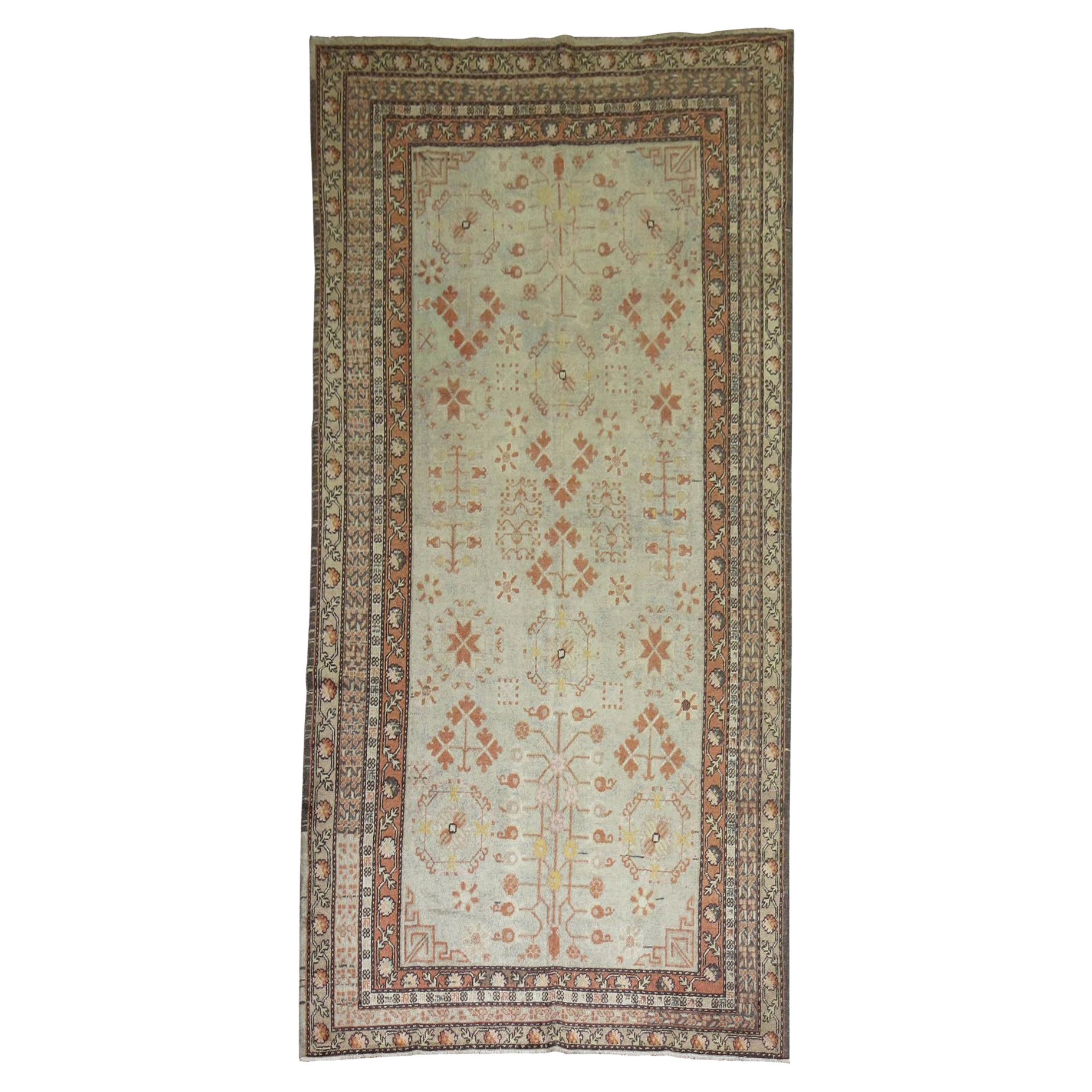 Zabihi Kollektion Elfenbeinfarbener Khotan-Teppich in Galeriegröße des frühen 20. Jahrhunderts
