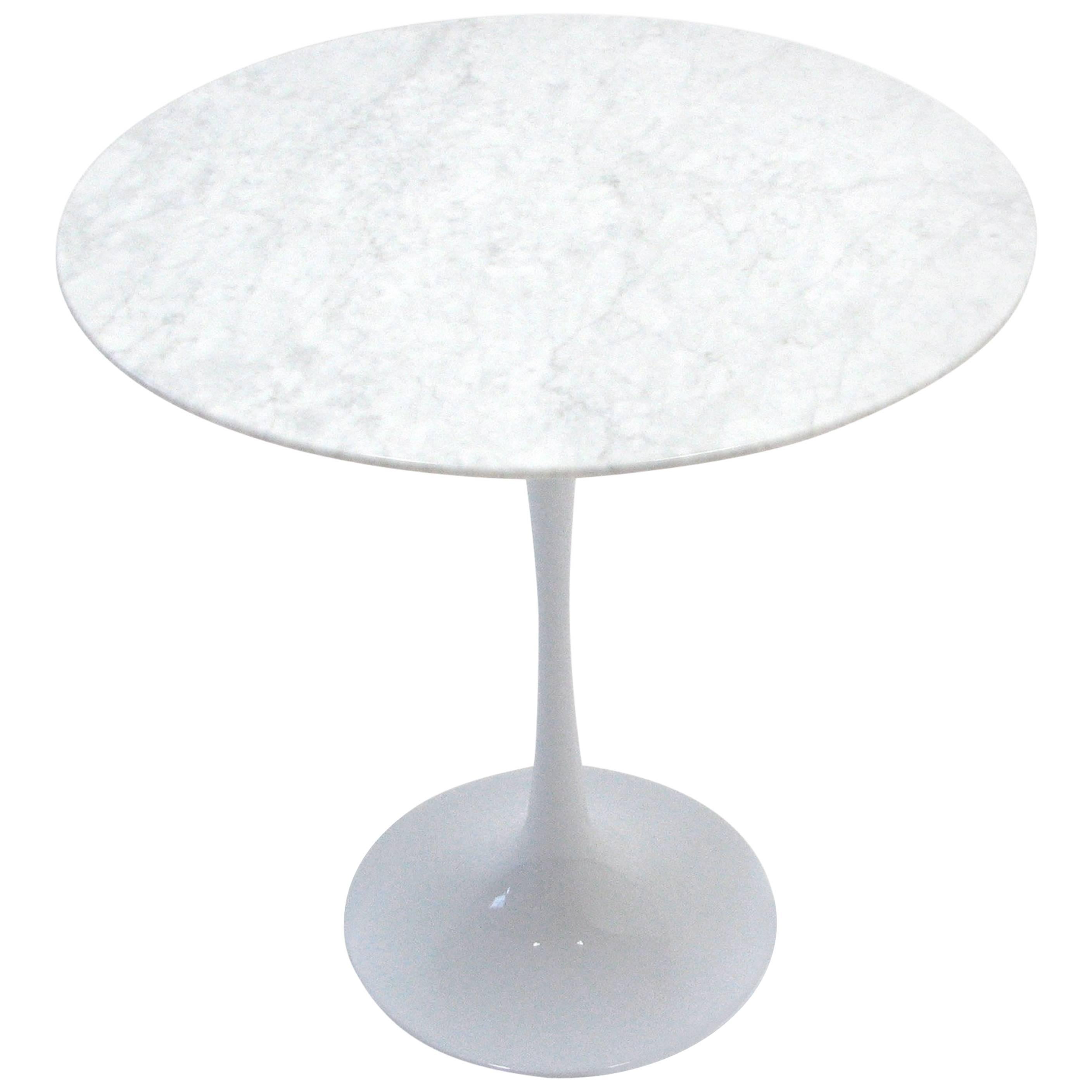 Carrara Marble Tulip Side Table in the Manner of Eero Saarinen For Sale