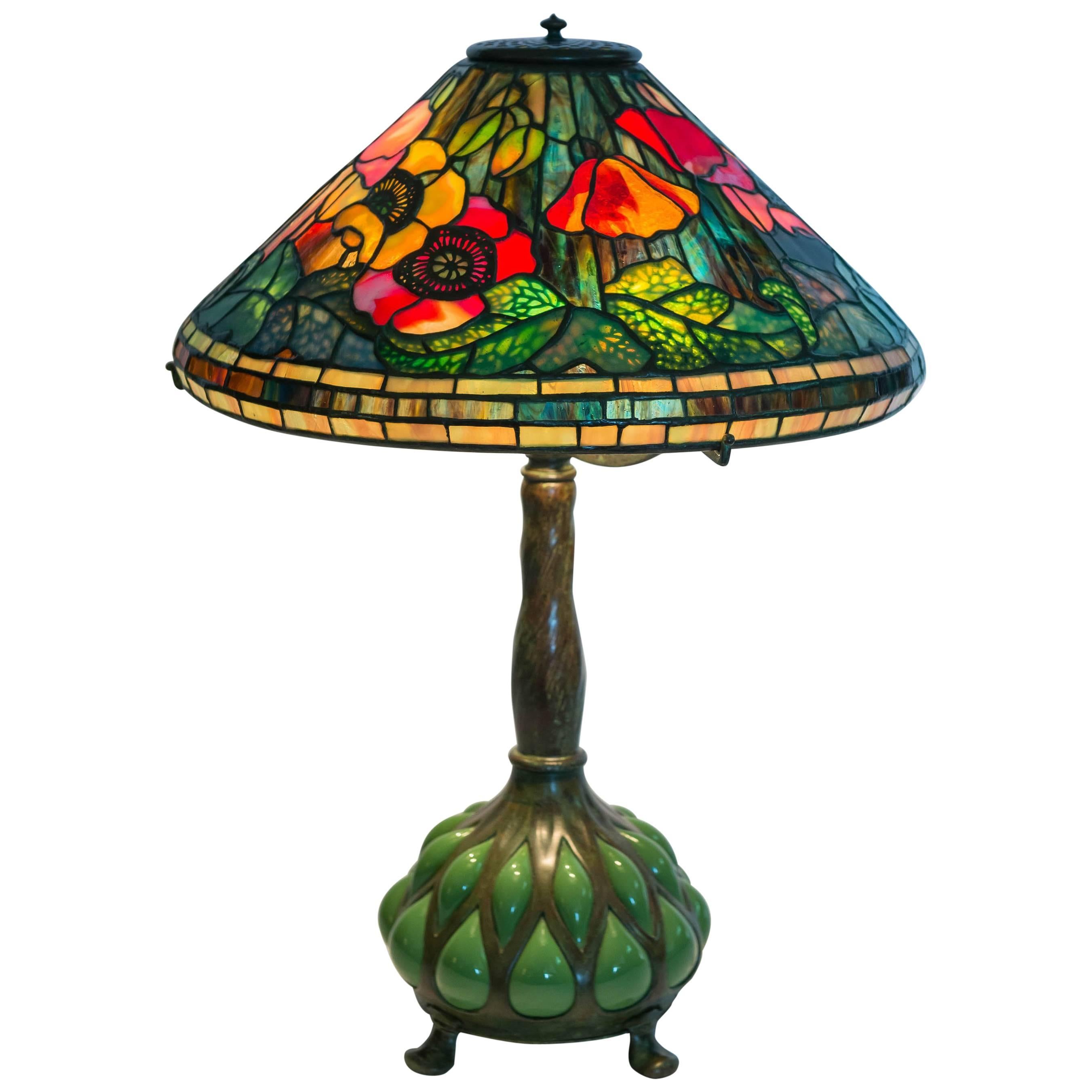 Ausgezeichnete Tiffany Studios N Y Mohnlampe mit seltenem mundgeblasenem Glas/ Bronzesockel (amerikanisch)